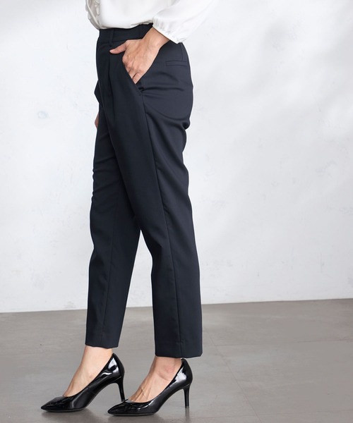 GALLORIA（ギャローリア）の「【洗濯機で洗える】タックテーパードパンツ（その他パンツ・レディース・オフホワイト/ネイビー・M/LL/L/S）」の6枚目の写真