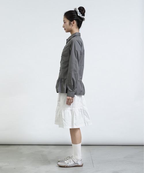 FCMM（エフシーエムエム）の「【日本限定】PEPLUM BLOUSE / ペプラムブラウス（シャツ/ブラウス・レディース・チャコールグレー/オフホワイト・MEDIUM/SMALL）」の21枚目の写真