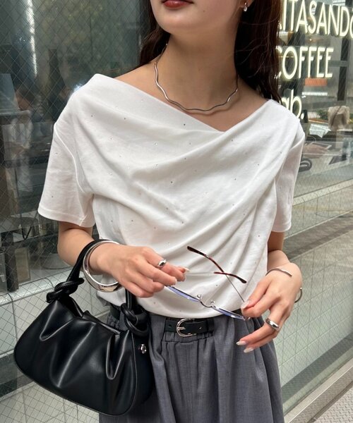 mystic(ミスティック)の「【REVIVAL/新色ラインストーンが登場!】26SSオフショルTシャツ(Tシャツ/カットソー・レディース・ホワイト系その他/ブラック/グレー/オフホワイト・FREE/2)」の2枚目の写真