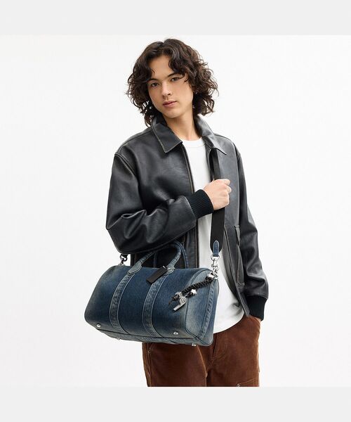 COACH(コーチ)の「コンパス バッグ 35・リジェネラティブ コットン デニム・チャーム(ドラムバッグ・メンズ・ブルー系その他・ONE)」の3枚目の写真