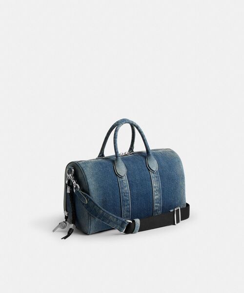 COACH(コーチ)の「コンパス バッグ 35・リジェネラティブ コットン デニム・チャーム(ドラムバッグ・メンズ・ブルー系その他・ONE)」の5枚目の写真