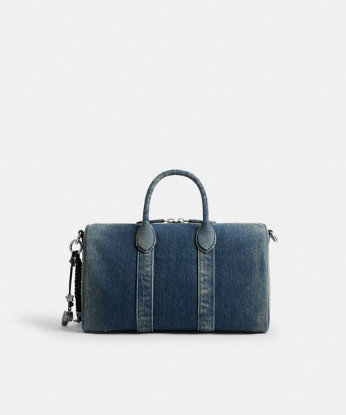 COACH(コーチ)の「コンパス バッグ 35・リジェネラティブ コットン デニム・チャーム(ドラムバッグ・メンズ・ブルー系その他・ONE)」の6枚目の写真