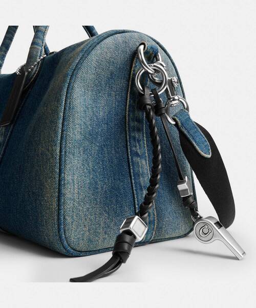 COACH(コーチ)の「コンパス バッグ 35・リジェネラティブ コットン デニム・チャーム(ドラムバッグ・メンズ・ブルー系その他・ONE)」の8枚目の写真