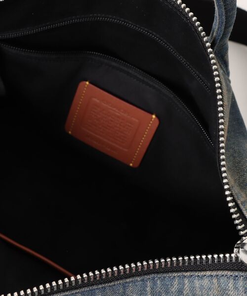 COACH(コーチ)の「コンパス バッグ 35・リジェネラティブ コットン デニム・チャーム(ドラムバッグ・メンズ・ブルー系その他・ONE)」の10枚目の写真