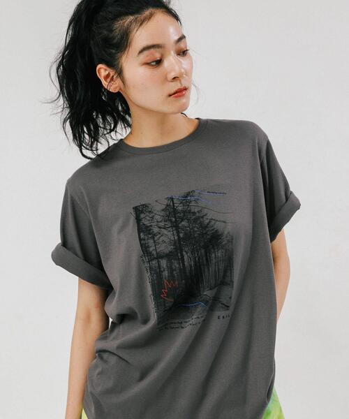 EKAL（エカル）の「フォトプリントショートスリーブTシャツ（Tシャツ/カットソー・レディース・ホワイト/ベージュ/グレー・ONE）」の2枚目の写真