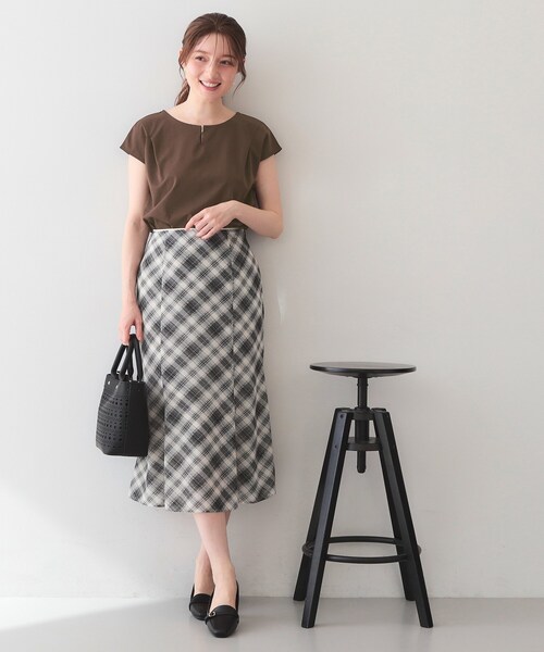index(インデックス)の「【接触冷感】ビジューキーネックフレンチトップス《UVケア/洗濯機OK/XS~3L/8col》(Tシャツ/カットソー・レディース・ナチュラル/オフホワイト/ネイビー/ピンク/ボルドー/ライトイエロー系/ブラウン系その他/ライトブルー・44/38/36/34/40/42)」の17枚目の写真
