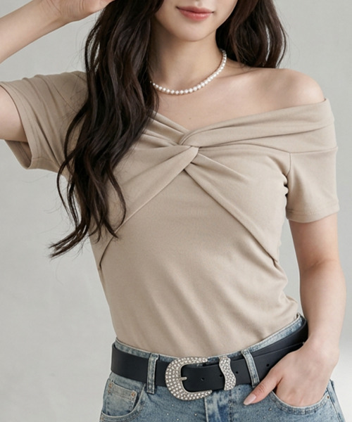 VIVID LADY(ビビッドレディー)の「フロントツイスト オフショルダー 半袖Tシャツ(Tシャツ/カットソー・レディース・ブラウン/ベージュ/グレー・FREE)」の1枚目の写真