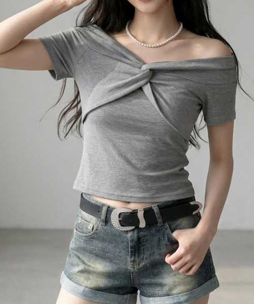VIVID LADY(ビビッドレディー)の「フロントツイスト オフショルダー 半袖Tシャツ(Tシャツ/カットソー・レディース・ブラウン/ベージュ/グレー・FREE)」の2枚目の写真