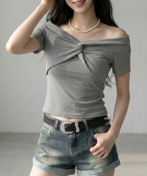 VIVID LADY(ビビッドレディー)の「フロントツイスト オフショルダー 半袖Tシャツ(Tシャツ/カットソー・レディース・ブラウン/ベージュ/グレー・FREE)」の5枚目の写真