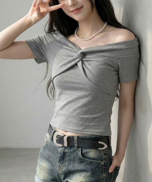 VIVID LADY(ビビッドレディー)の「フロントツイスト オフショルダー 半袖Tシャツ(Tシャツ/カットソー・レディース・ブラウン/ベージュ/グレー・FREE)」の7枚目の写真