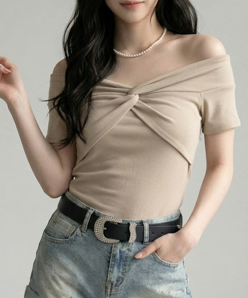 VIVID LADY(ビビッドレディー)の「フロントツイスト オフショルダー 半袖Tシャツ(Tシャツ/カットソー・レディース・ブラウン/ベージュ/グレー・FREE)」の10枚目の写真