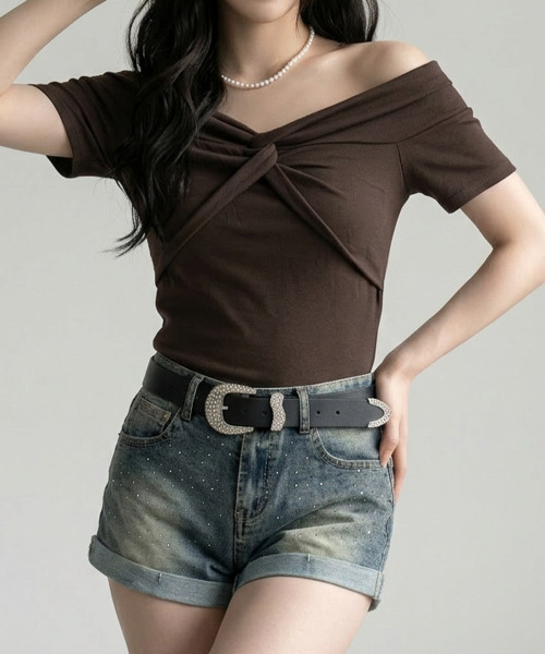 VIVID LADY(ビビッドレディー)の「フロントツイスト オフショルダー 半袖Tシャツ(Tシャツ/カットソー・レディース・ブラウン/ベージュ/グレー・FREE)」の16枚目の写真
