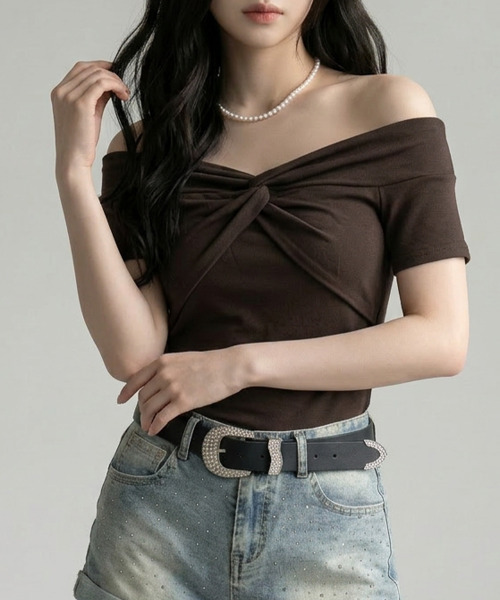 VIVID LADY(ビビッドレディー)の「フロントツイスト オフショルダー 半袖Tシャツ(Tシャツ/カットソー・レディース・ブラウン/ベージュ/グレー・FREE)」の18枚目の写真