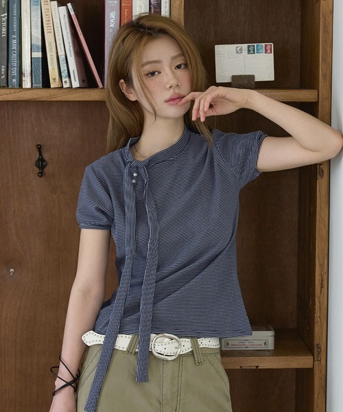 UNE MANSION(ユヌマンション)の「【UNE ORIGINAL】ハイネックリボンタイストライプショルダーパフ半袖Tシャツカットソー(Tシャツ/カットソー・レディース・ネイビー/ライトベージュ/ブラウン・FREE)」の1枚目の写真