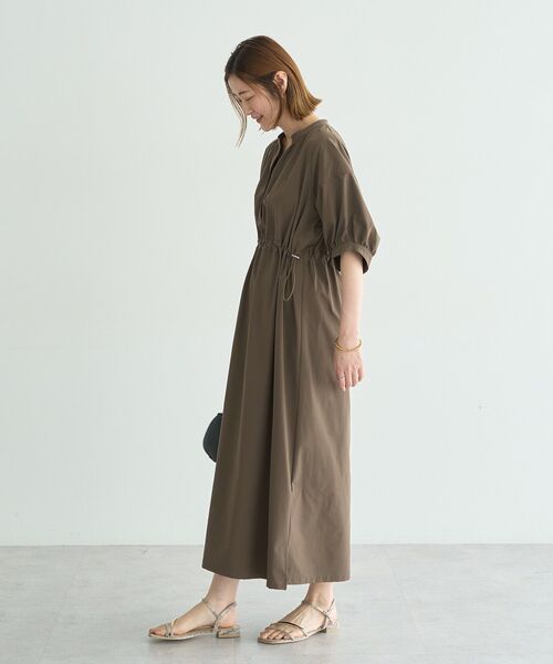 YECCA VECCA(イェッカヴェッカ)の「【UVカット】ドロストギャザー袖ワンピース(ワンピース・レディース・ブラック/ブラウン・FREE)」の13枚目の写真