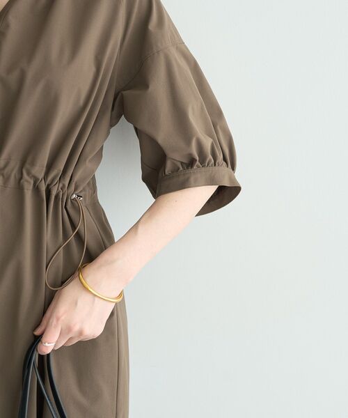YECCA VECCA(イェッカヴェッカ)の「【UVカット】ドロストギャザー袖ワンピース(ワンピース・レディース・ブラック/ブラウン・FREE)」の16枚目の写真