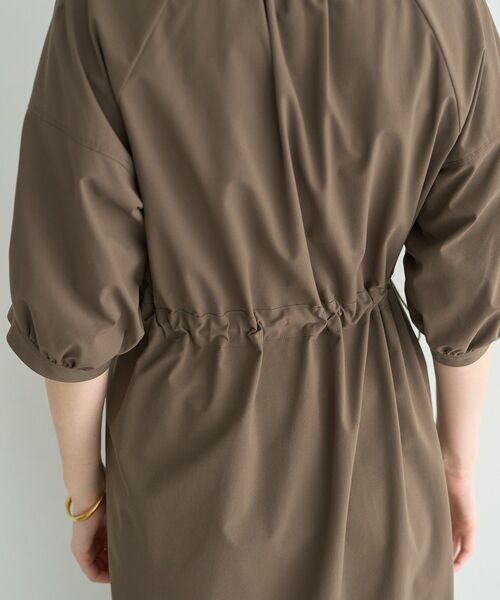 YECCA VECCA(イェッカヴェッカ)の「【UVカット】ドロストギャザー袖ワンピース(ワンピース・レディース・ブラック/ブラウン・FREE)」の18枚目の写真