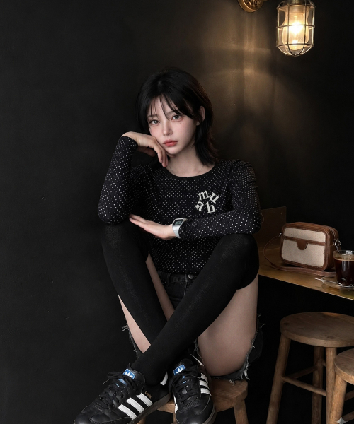 muahmuah（ムーアムーア）の「ドットラウンドクロップ長袖Tシャツ[ブラック]（Tシャツ/カットソー・レディース・ブラック・FREE）」の2枚目の写真