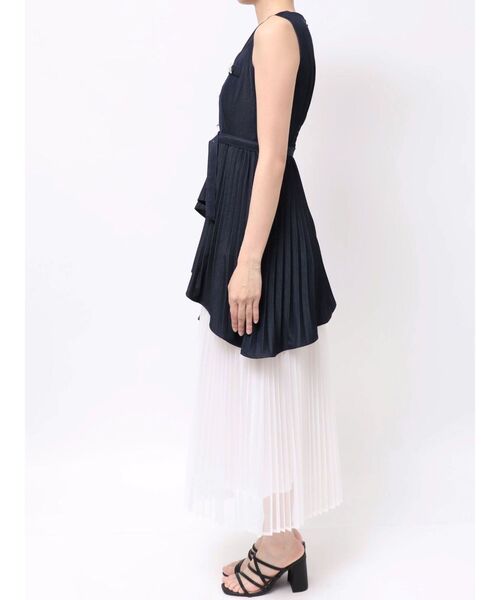 dazzlin(ダズリン)の「アシメプリーツジレワンピース(ワンピース・レディース・インディゴブルー/チャコールグレー/ベージュ・MEDIUM/SMALL)」の11枚目の写真