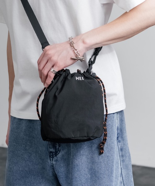 MEI(メイ)の「MEI メイ BOTTLE SHOULDER 2WAYドローコードショルダーバッグ/ハンドバッグ(ショルダーバッグ・メンズ・ブラック・FREE)」の1枚目の写真