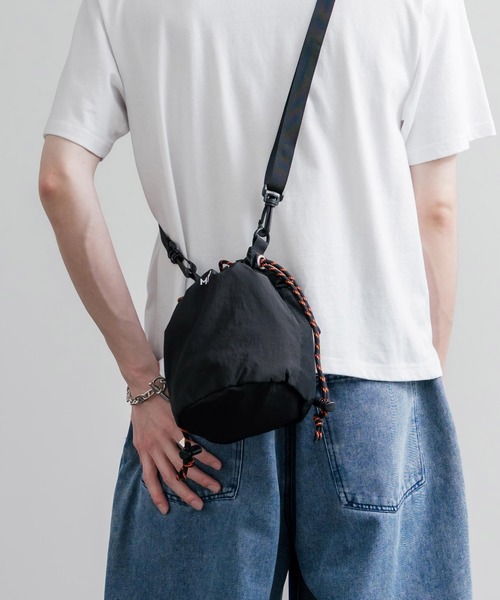 MEI(メイ)の「MEI メイ BOTTLE SHOULDER 2WAYドローコードショルダーバッグ/ハンドバッグ(ショルダーバッグ・メンズ・ブラック・FREE)」の4枚目の写真