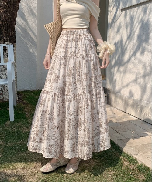 &soiree(アンドソワレ)の「ランダム柄シアーティアードフレアスカート(スカート・レディース・ブラック/オフホワイト・FREE)」の1枚目の写真