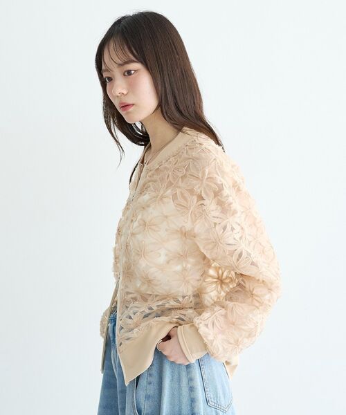 earth music&ecology(アースミュージックアンドエコロジー)の「フラワーレースブルゾン(ブルゾン・レディース・ベージュ/ブラック・FREE)」の4枚目の写真