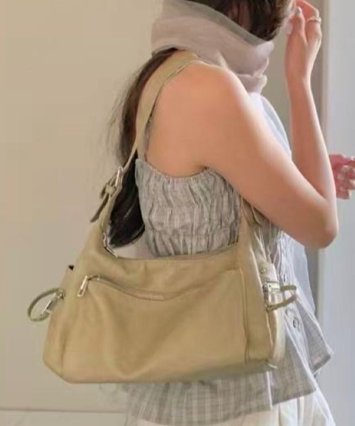 LETee(レティー)の「トレンド感たっぷり!シンプルで使いやすい大人カジュアルな合皮ショルダーバッグ(ショルダーバッグ・レディース・ベージュ/シルバー/ブラウン/ブラック・FREE)」の3枚目の写真