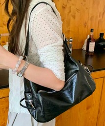 トレンド感たっぷり!シンプルで使いやすい大人カジュアルな合皮ショルダーバッグ