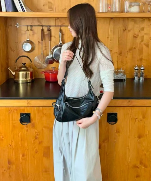 LETee(レティー)の「トレンド感たっぷり!シンプルで使いやすい大人カジュアルな合皮ショルダーバッグ(ショルダーバッグ・レディース・ベージュ/シルバー/ブラウン/ブラック・FREE)」の5枚目の写真