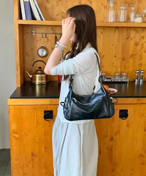 LETee(レティー)の「トレンド感たっぷり!シンプルで使いやすい大人カジュアルな合皮ショルダーバッグ(ショルダーバッグ・レディース・ベージュ/シルバー/ブラウン/ブラック・FREE)」の6枚目の写真