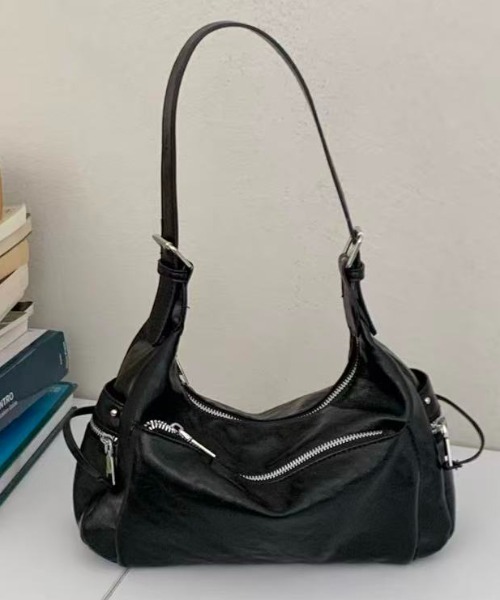LETee(レティー)の「トレンド感たっぷり!シンプルで使いやすい大人カジュアルな合皮ショルダーバッグ(ショルダーバッグ・レディース・ベージュ/シルバー/ブラウン/ブラック・FREE)」の8枚目の写真