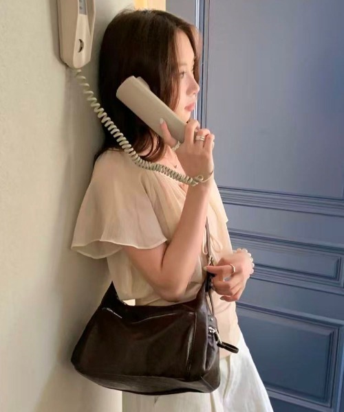 LETee(レティー)の「トレンド感たっぷり!シンプルで使いやすい大人カジュアルな合皮ショルダーバッグ(ショルダーバッグ・レディース・ベージュ/シルバー/ブラウン/ブラック・FREE)」の9枚目の写真