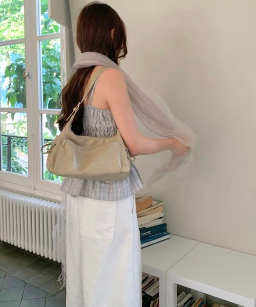 LETee(レティー)の「トレンド感たっぷり!シンプルで使いやすい大人カジュアルな合皮ショルダーバッグ(ショルダーバッグ・レディース・ベージュ/シルバー/ブラウン/ブラック・FREE)」の16枚目の写真