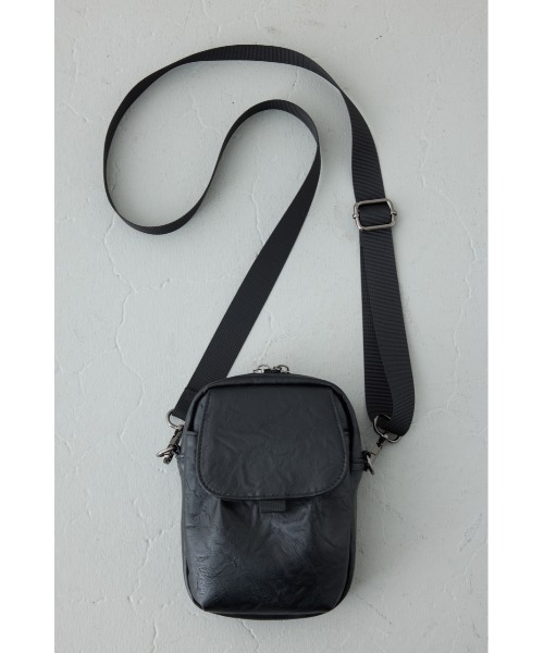 AZUL by moussy(アズールバイマウジー)の「合皮サコッシュ【着用画像あり】(ショルダーバッグ・メンズ・ブラック・FREE)」の1枚目の写真