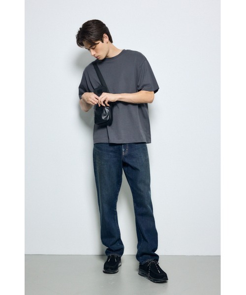 AZUL by moussy(アズールバイマウジー)の「合皮サコッシュ【着用画像あり】(ショルダーバッグ・メンズ・ブラック・FREE)」の7枚目の写真