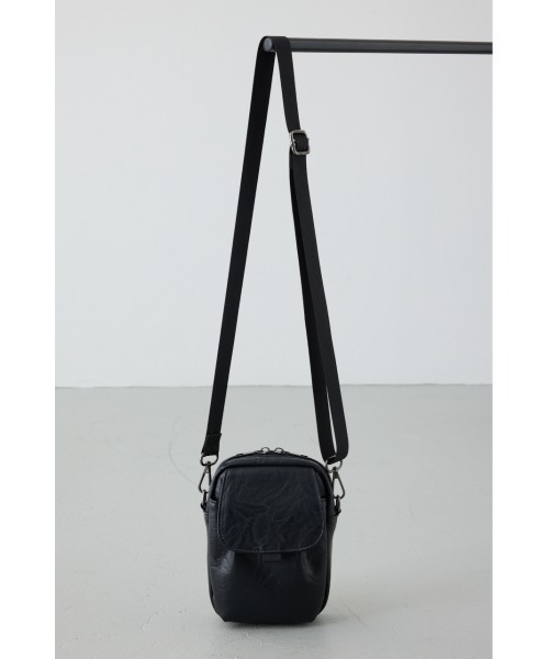AZUL by moussy(アズールバイマウジー)の「合皮サコッシュ【着用画像あり】(ショルダーバッグ・メンズ・ブラック・FREE)」の9枚目の写真