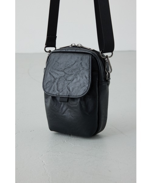 AZUL by moussy(アズールバイマウジー)の「合皮サコッシュ【着用画像あり】(ショルダーバッグ・メンズ・ブラック・FREE)」の10枚目の写真