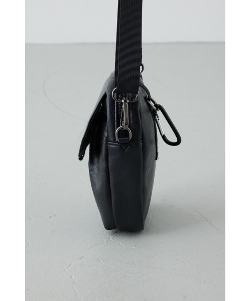 AZUL by moussy(アズールバイマウジー)の「合皮サコッシュ【着用画像あり】(ショルダーバッグ・メンズ・ブラック・FREE)」の11枚目の写真