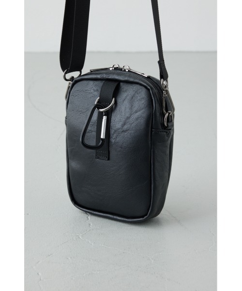 AZUL by moussy(アズールバイマウジー)の「合皮サコッシュ【着用画像あり】(ショルダーバッグ・メンズ・ブラック・FREE)」の12枚目の写真