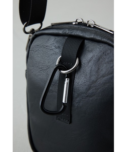 AZUL by moussy(アズールバイマウジー)の「合皮サコッシュ【着用画像あり】(ショルダーバッグ・メンズ・ブラック・FREE)」の2枚目の写真