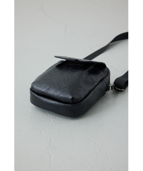 AZUL by moussy(アズールバイマウジー)の「合皮サコッシュ【着用画像あり】(ショルダーバッグ・メンズ・ブラック・FREE)」の6枚目の写真