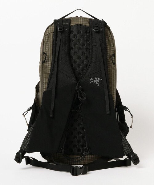 BEAMS BOY(ビームスボーイ)の「ARC’TERYX / Aerios 18 Backpack(トートバッグ・レディース・ブラウン/ブラック・ONE SIZE)」の4枚目の写真