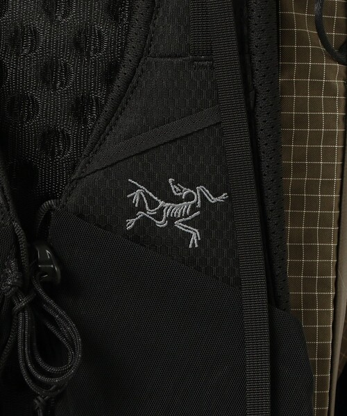 BEAMS BOY(ビームスボーイ)の「ARC’TERYX / Aerios 18 Backpack(トートバッグ・レディース・ブラウン/ブラック・ONE SIZE)」の8枚目の写真