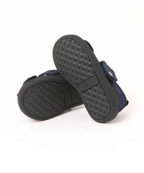 BeBe(ベベ)の「リボン付きベルクロストラップシューズ(13~19cm)(スニーカー・キッズ・ネイビー/ブラック・13.5cm/19.0cm/18.0cm/15.0cm/14.0cm/16.0cm/13.0cm/17.0cm)」の4枚目の写真