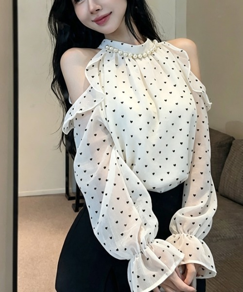 FAVORITO(ファヴォリート)の「オフショルダープリントブラウス(その他トップス・レディース・ベージュ/ライトベージュ・F)」の2枚目の写真