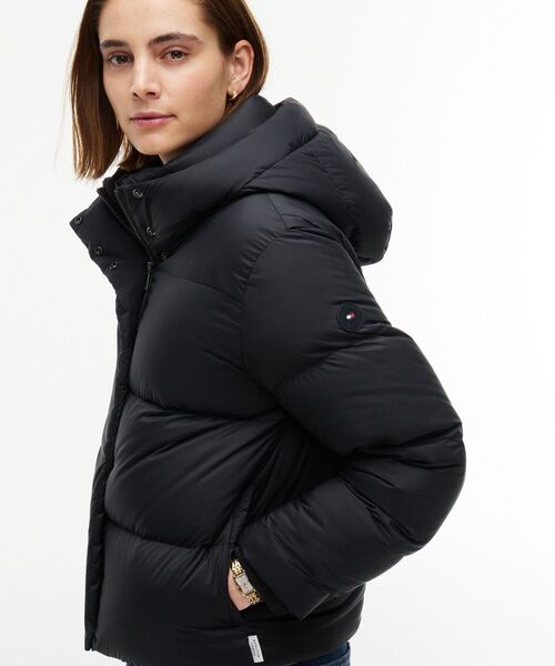TOMMY HILFIGER(トミーヒルフィガー)の「撥水フーデッドダウンジャケット(ブルゾン・レディース・ブラック・SMALL/MEDIUM)」の3枚目の写真