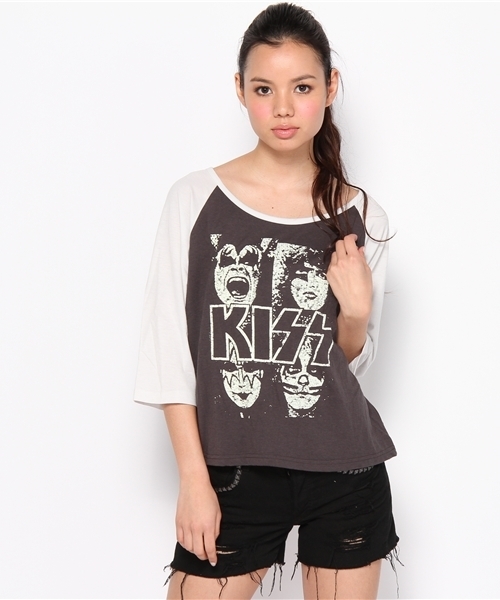 WEGO(ウィゴー)の「KISSラグランTee(Tシャツ/カットソー・レディース・オフホワイト/ブラック・FREE)」の2枚目の写真