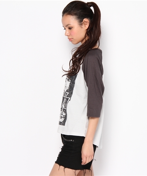 WEGO(ウィゴー)の「KISSラグランTee(Tシャツ/カットソー・レディース・オフホワイト/ブラック・FREE)」の3枚目の写真