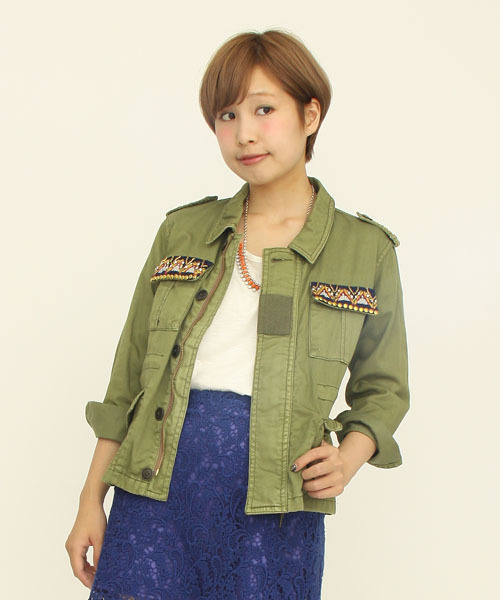 Another Edition(アナザーエディション)の「AE JQテープ ミリタリー BLSN(ブルゾン・レディース・ベージュ/オリーブ・SMALL/MEDIUM)」の2枚目の写真